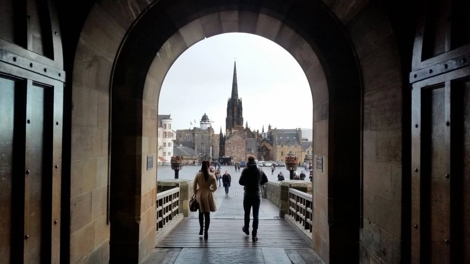 Edinburgh Castle: Guided Tour With Live Guide - Customer Reviews and Ratings