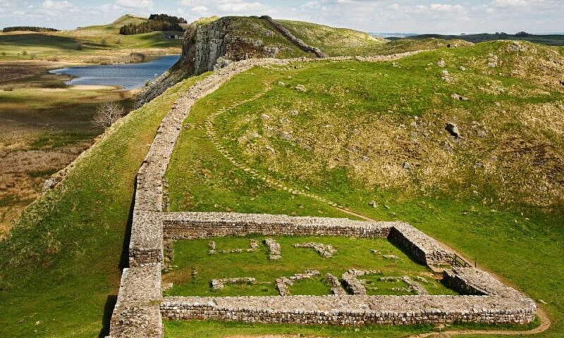 Edinburgh: Rosslyn Chapel and Hadrian's Wall Tour in Spanish - What to Bring