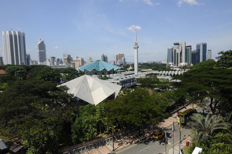 From Kuala Lumpur: Batu Caves Cultural Temple Tour - Exploring Chinatown