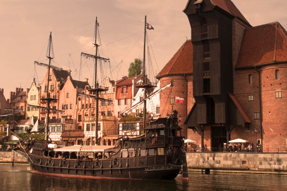 Gdańsk: First Discovery Walk and Reading Walking Tour - What to Bring and Wear