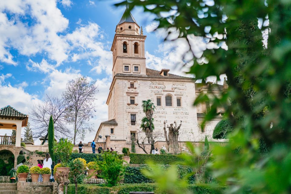 Granada: Alhambra Guided Tour With Nasrid Palaces & Gardens - Relax in Generalife