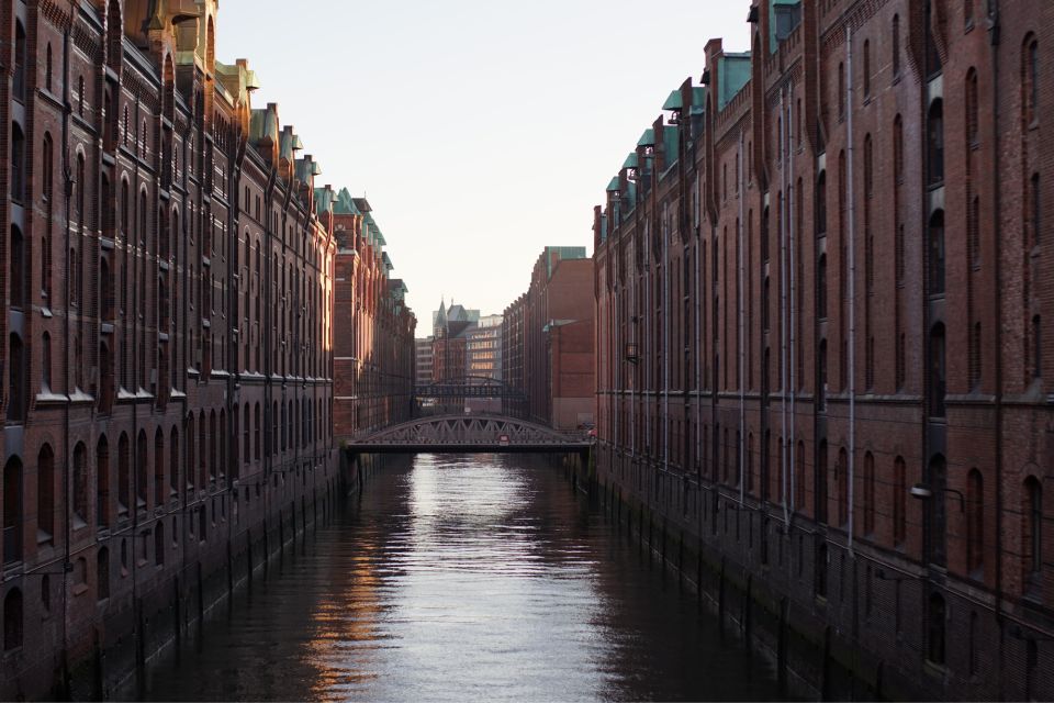 Hamburg: First Discovery Walk and Reading Walking Tour - App Navigation