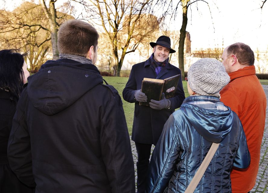 Hamburg: Interactive Crime Theater Tour in German - Meeting Point