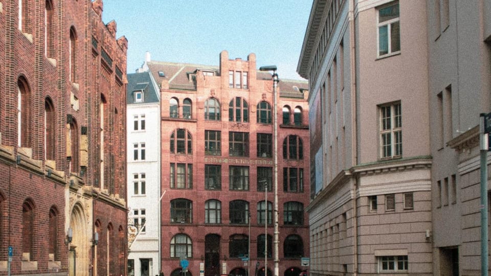 Hamburg: Selfguided Audiotour Old Town and City Center - Discovering Hamburgs History