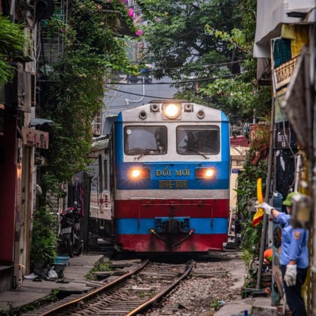 Hanoi: Railway Food Tour - Capturing Memories at Train Street