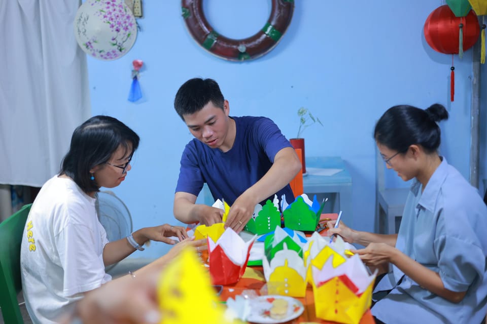 Hoi An: Lantern Boat Trip & Flower Lantern Making Class. - Scenic Boat Ride