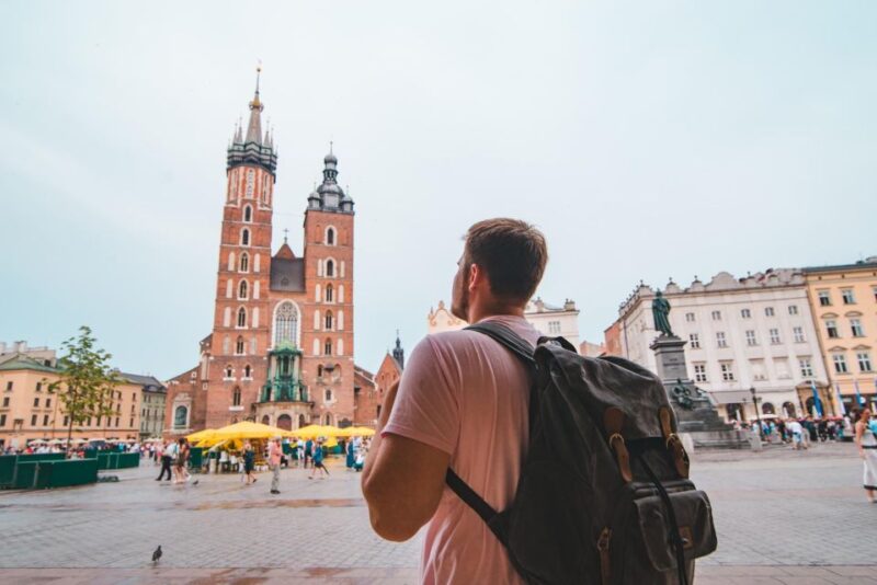 Krakow: Express Walk With a Local in 60 Minutes - Meeting Point and Logistics