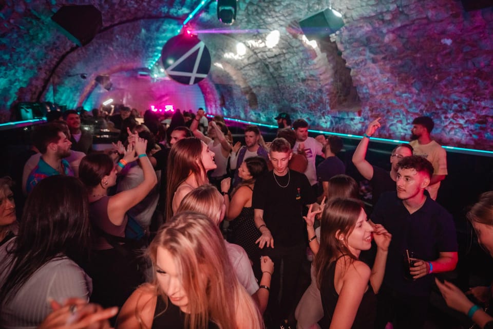 Krakow Nightclub: VIP Room Group Booking - Group Size Limitations