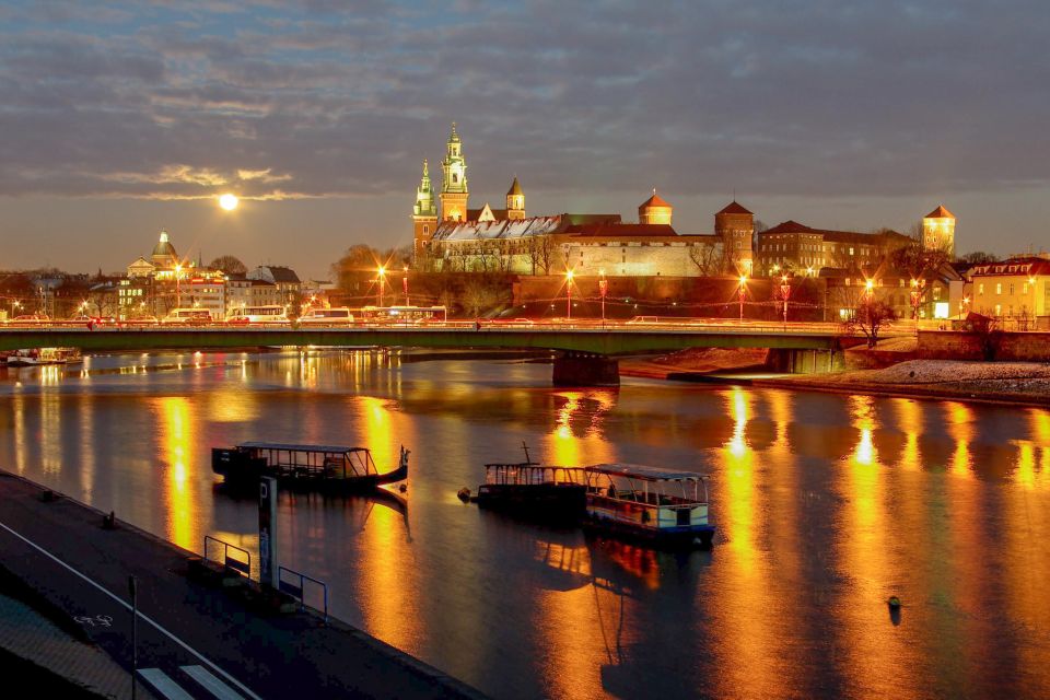 Krakow: Romantic Evening Vistula Cruise With a Glass of Wine - Ideal Audience