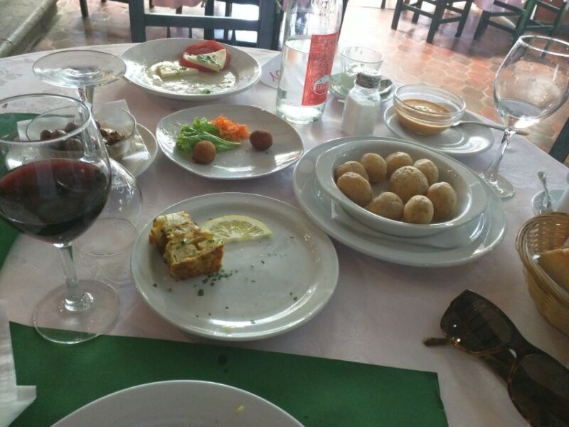 Las Palmas: Private Old City Guided Walking Tour With Tapas - Important Information