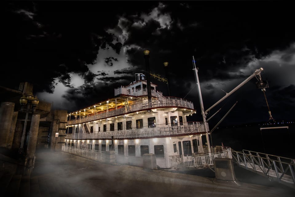 Louisville: Derby City Haunted Walking Tour - Louisville Slugger Museum Selfie