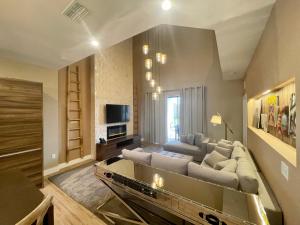 Luxury Home 7 Min Disney 3BR4BA - Hot Tub - Nearby Attractions