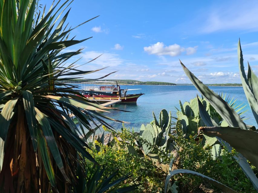 Medulin: Boat Cruise to Kamenjak/Ceja With Lunch and Drinks - Onboard Amenities