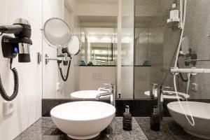 Motel One Amsterdam - Nearby Attractions and Activities