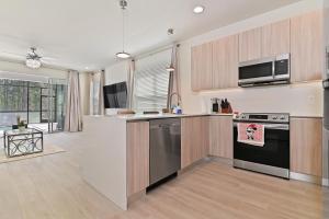 New Modern & Spacious Townhouse Near Disney - Booking Information