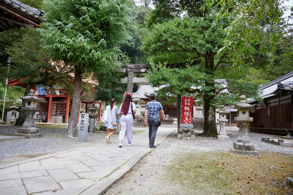 Osaka: Scenic Hiking Guided Tour to Minoo Waterfall - 2.5h - Ancient Temple Visit