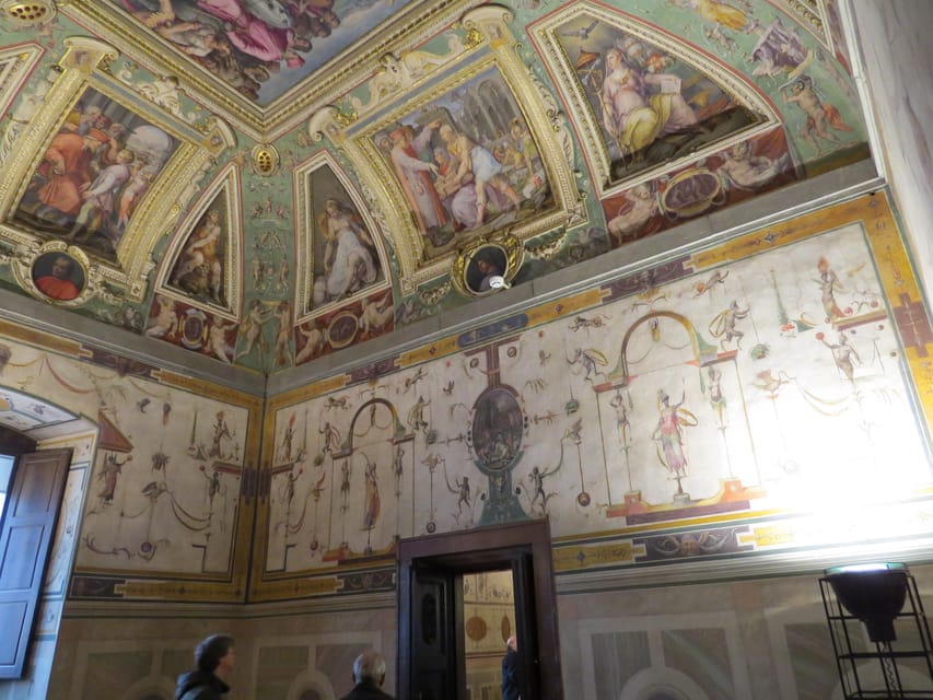 Palazzo Vecchio Secret Passages Tour & Lunch or Gelato - Group Size and Language