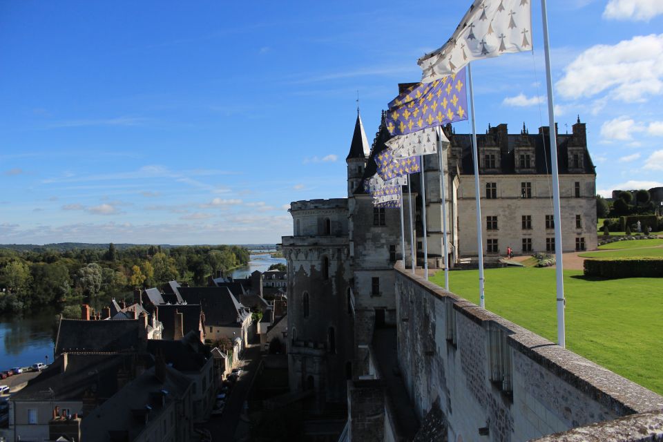 Paris: Top Loire Castles With Lunch and Wine - Enjoying Lunch in the Loire