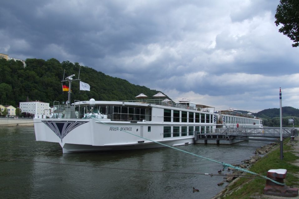 Passau: Private One-Way Transfer to Prague - Gratuities and Meals