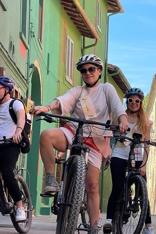 Peccioli: Bachelorette Party on Bicycle in Tuscany - Preparation for the Tour