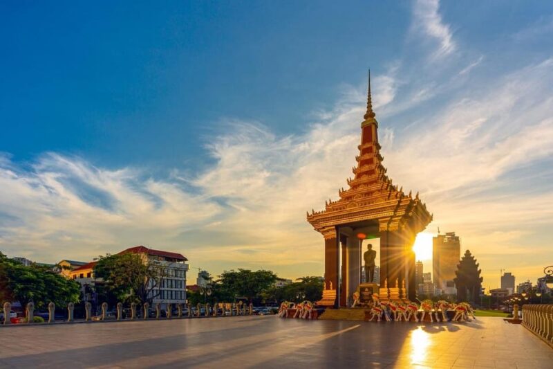Phnom Penh: Guided Historical Day Tour by Cyclo or Tuk Tuk - Important Notes