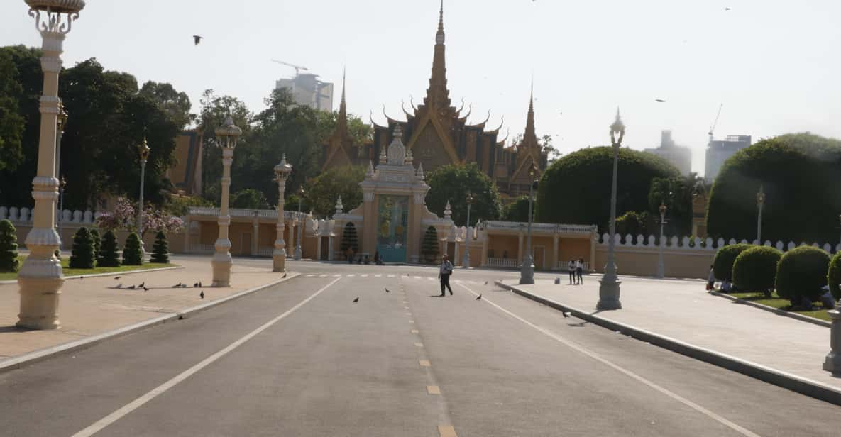 Phnom Penh Tour With Tuk Tuk English Spoken Guide - Local Guide Experience