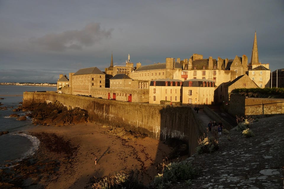 Saint-Malo & Dinard- Day Trip With Luxury Minivan From Paris - Suitability and Guidelines