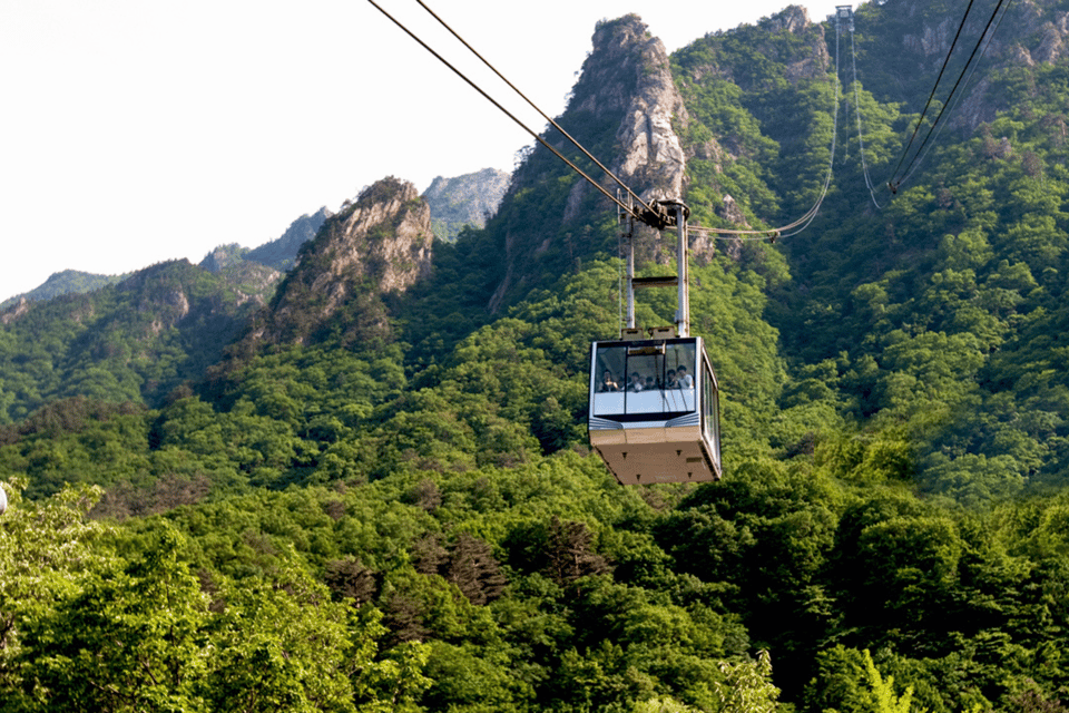 Seoul: Sokcho Beach, Market, Hot Spring and Seorak Cable Car - Itinerary Highlights