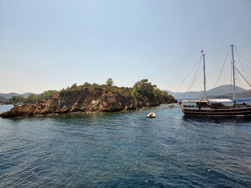 Side: Dolphin Island Boat Tour With BBQ Lunch - Amenities Onboard