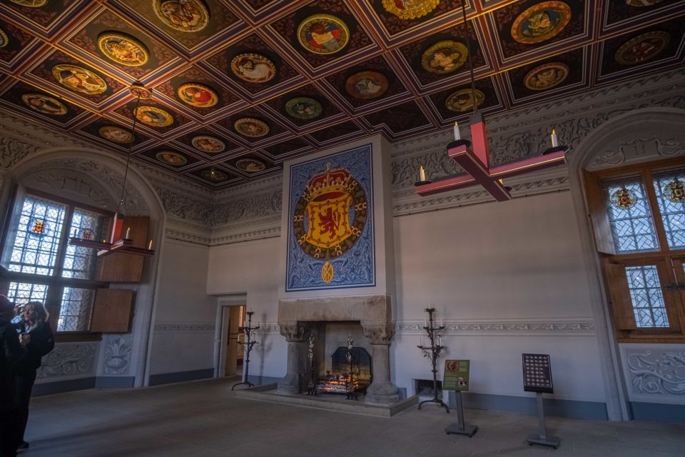 Stirling Castle: Skip-the-Line Guided Tour in Spanish - Tour Logistics and Accessibility