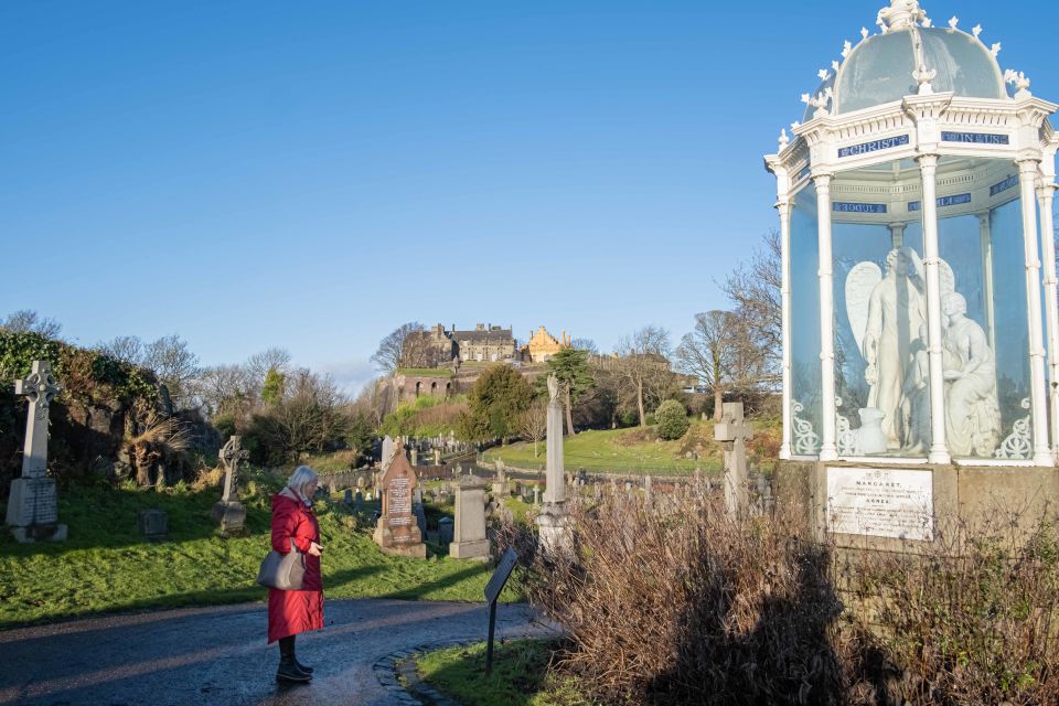 Stirling: Historical Walking Tour in Spanish - Meeting Point and Logistics