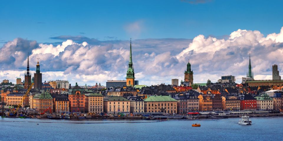 Stockholm: Christmas Market Magic With a Local - Engaging Atmosphere and Customs