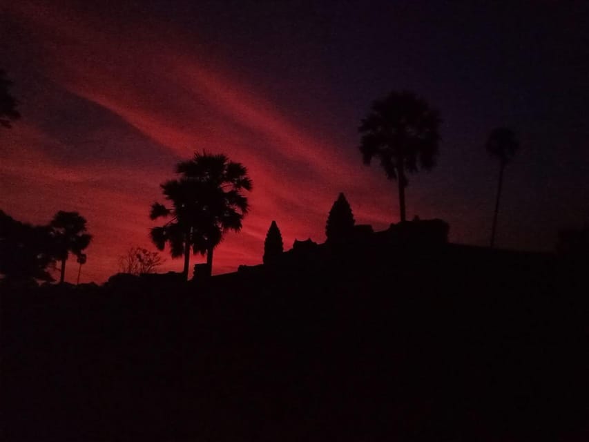 Sunrise at Angkor Wat With a Sharing Group - Group Interaction and Atmosphere