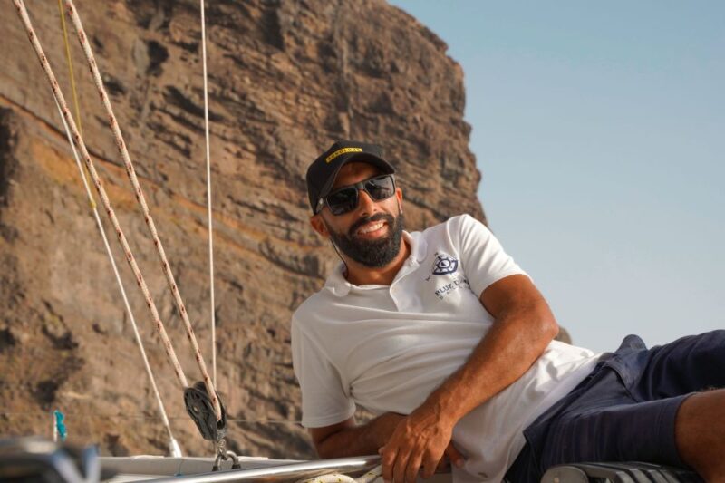 The Giants: Sailing Excursion With Swimming, Drink & Tapas - Discover the Giants Coastline