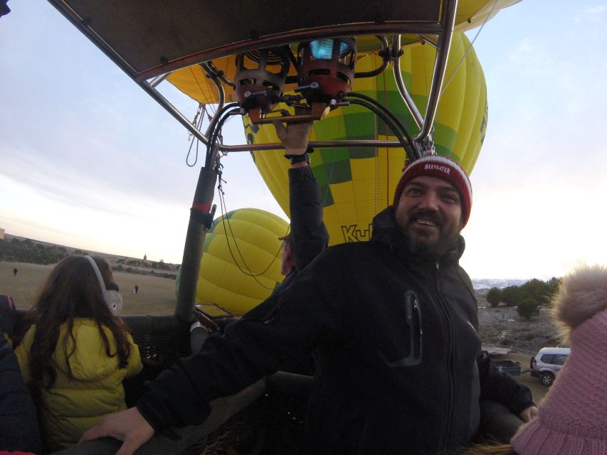 Toledo: Hot Air Balloon Ride With Spanish Breakfast - Complimentary Offerings