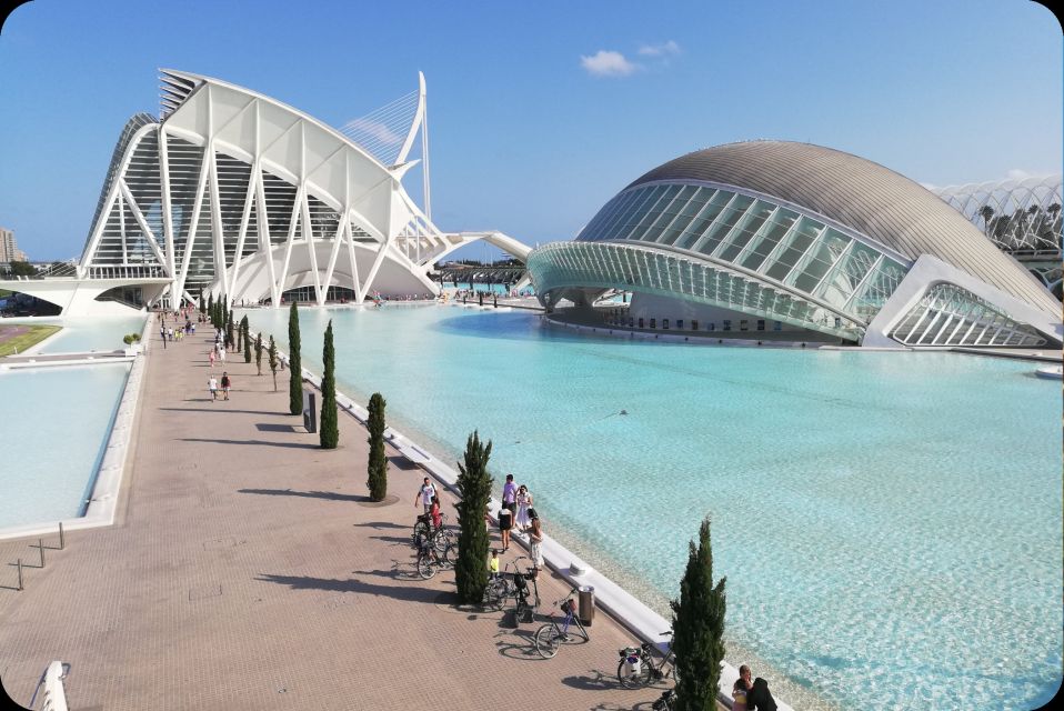 Valencia: the Best 18 Spots in the City by Bike! - Palau De Les Arts and Hemisférico