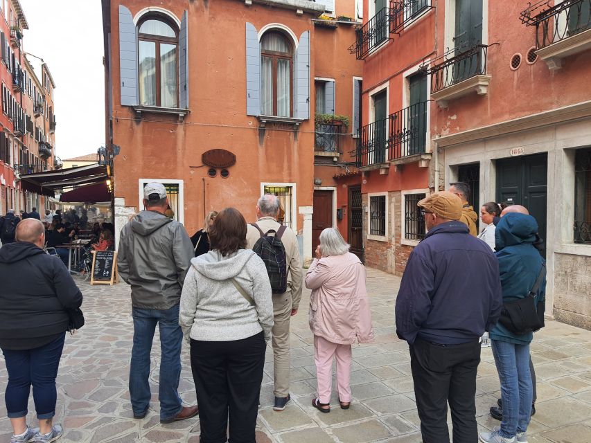 Venice: City Wonders Group Walking Tour With a Guide - Engaging With Your Guide