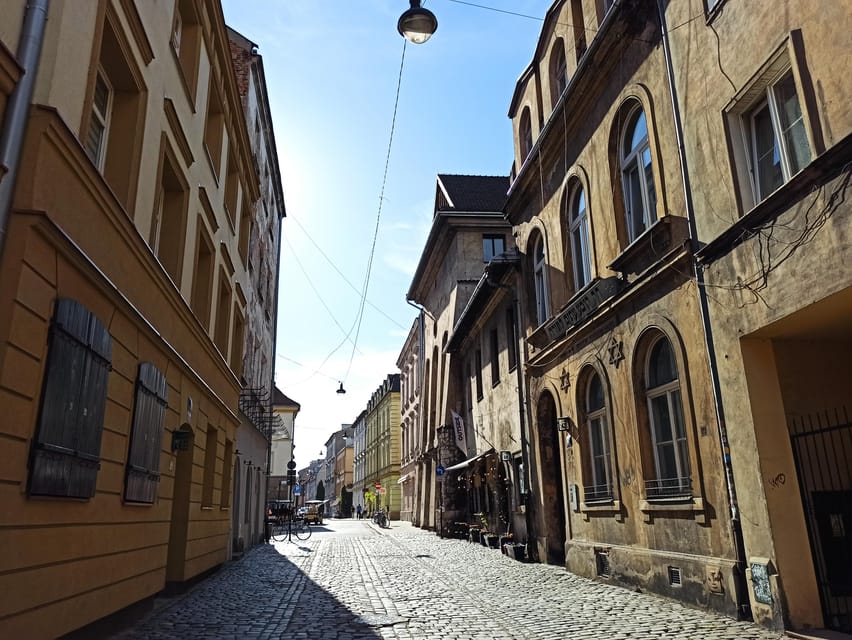 Walking Polaroid Tour With Snacks in Old Jewish Quarter - Meeting Point and Accessibility