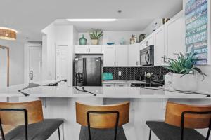 9th Floor 2BR 2 BATH King Suite Beach Shuttle, Heated Pool! - Transportation Options