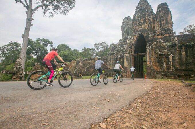 Angkor Wat: Guided Sunrise Bike Tour W/ Breakfast and Lunch - Recommended Gear and Attire