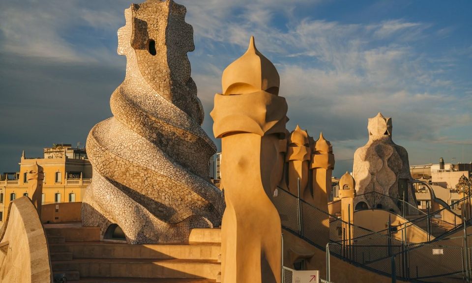 Barcelona: Fast Track La Casa Milà Tour - Exploring the Exterior