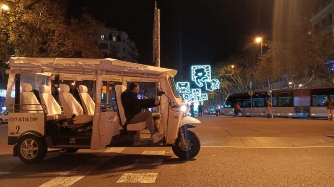 Barcelona: Private Christmas Lights Tour by Eco Tuk Tuk - Meeting Point and Accessibility