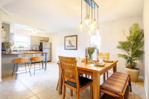 Bellas by the Bay - Host and Neighborhood Insights