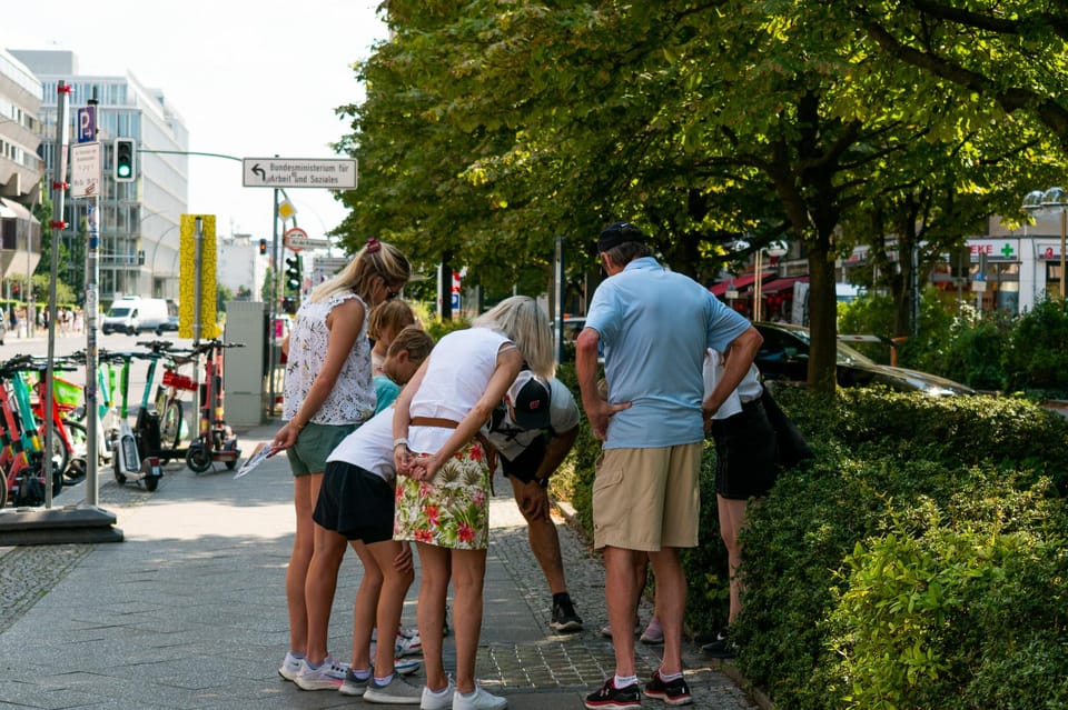 Berlin Highlights Walking Tour for Families - Professional Guide and Customization Options