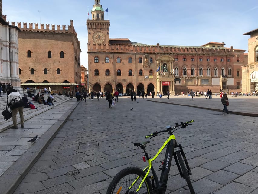 Bologna: Self-Guided Tour of the Center by E-Bike - Exploring Piazza Maggiore