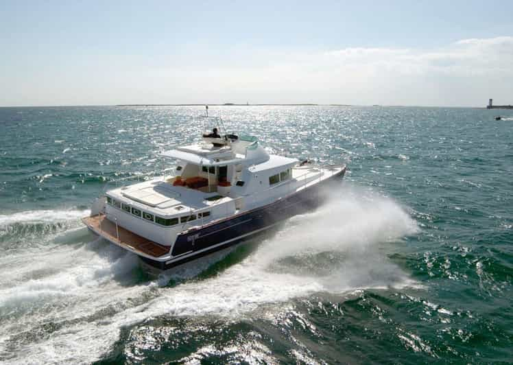 Busan: Group Sightseeing Yacht Cruise With Snacks and Drinks - Capacity and Suitability