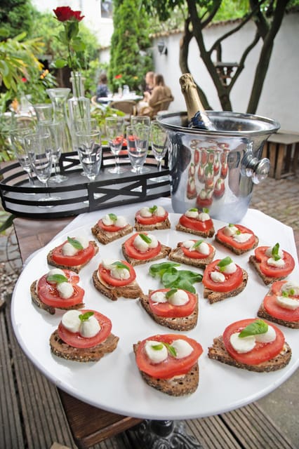 Cologne-Nippes: Summer Wine Party in the Frenchstyle Garden - Meeting Point and Transport