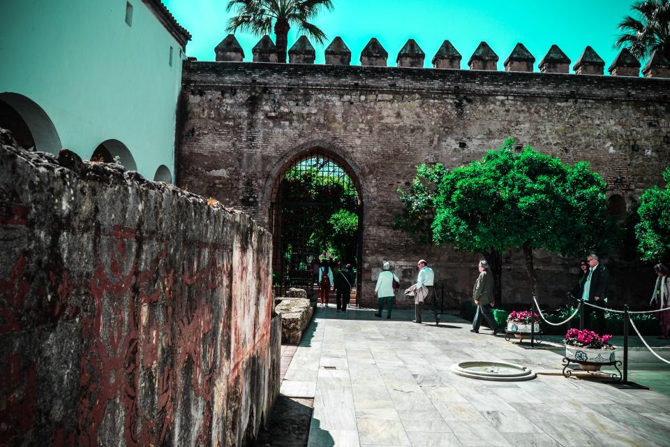 Córdoba: Mosque-Cathedral and Alcazar Tour - Cultural Blend in the Mosque-Cathedral