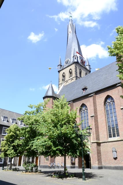 Düsseldorf Walk: the Old Town and a Charming Market Square - Meeting Point and Accessibility