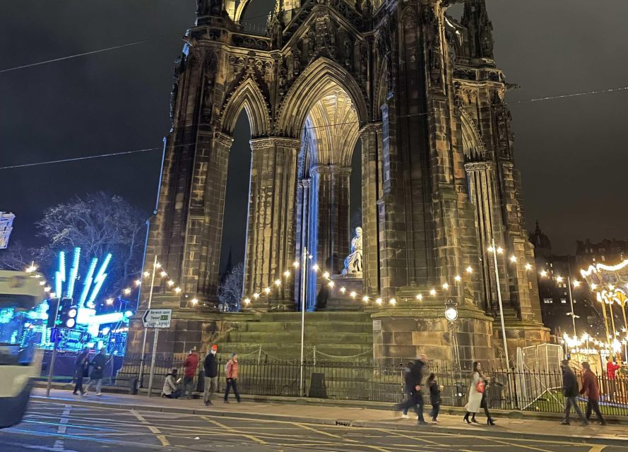 Edinburgh: Christmas Walking Tour With Gingerbread Treat - What to Bring